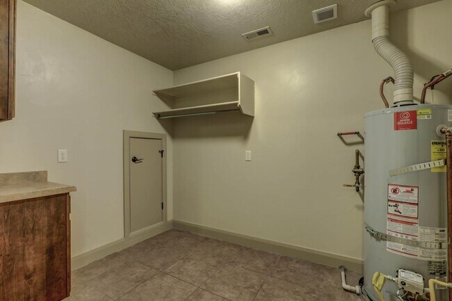 Building Photo - Beautifully Designed 5 Bedroom Home in Was...