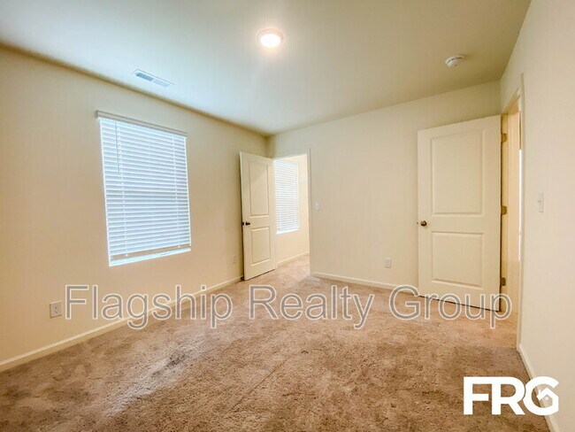 Building Photo - 300 Kenison Way