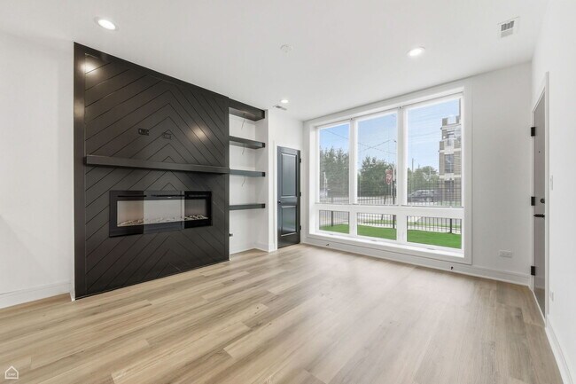 Building Photo - 3902 S Lake Park Ave