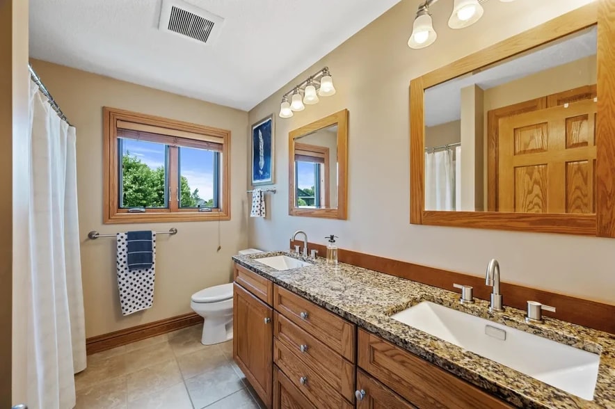 Building Photo - 5265 Fenson Ct N