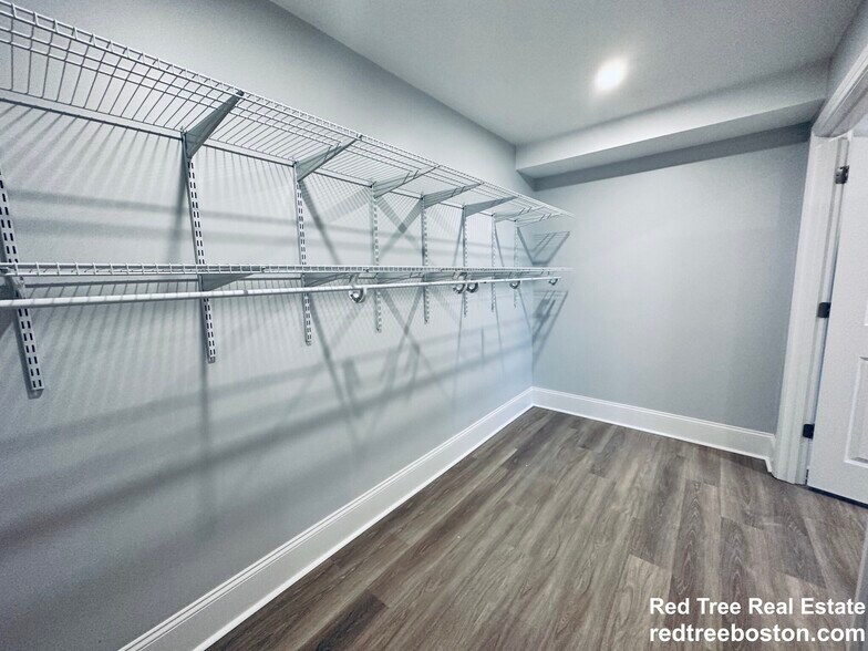 Building Photo - 100 Brooks St