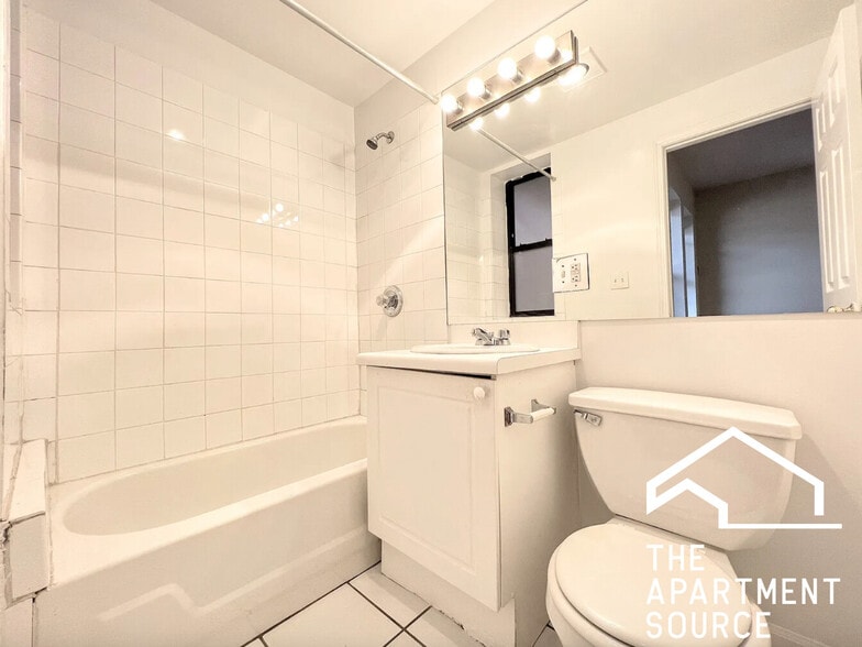 Building Photo - 928 W Dakin St