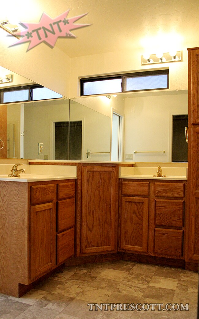 Building Photo - Home in Cliff Rose HOA ~ Winter Special!!