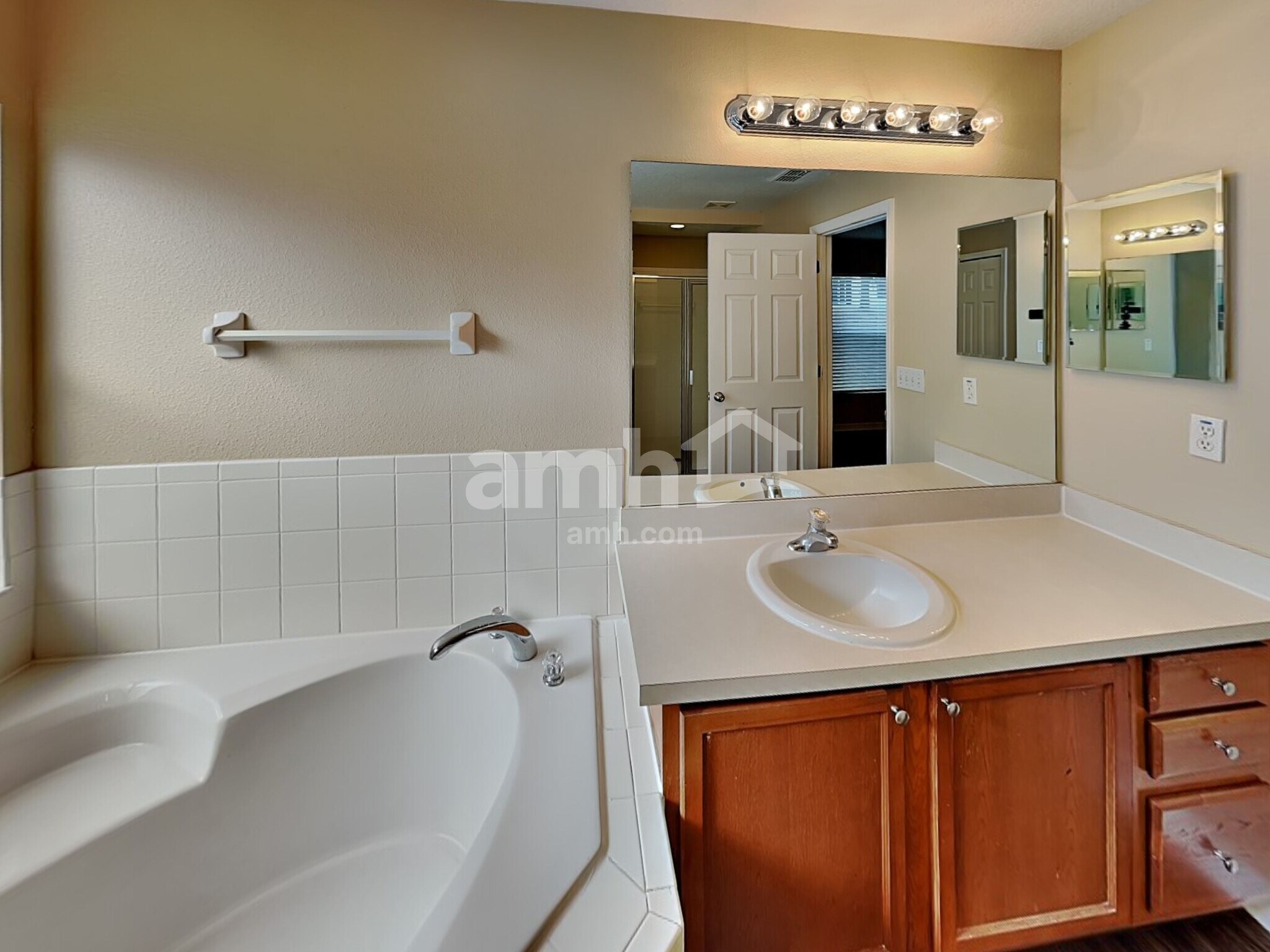 Building Photo - 1110 Bluegrass Dr