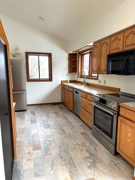 KITCHEN ENTRY FROM DINING ROOM - 10680 Manastash Rd