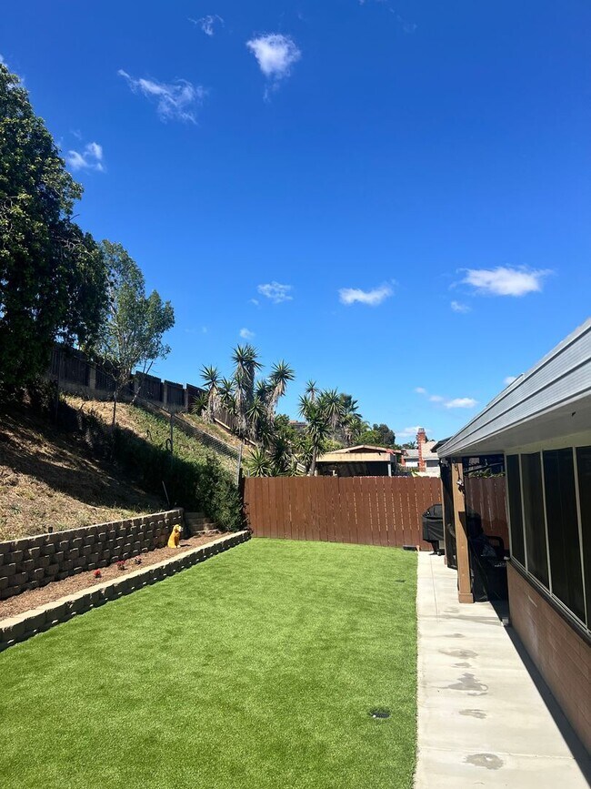 Building Photo - 3 bedroom, 2 bath with 2 bonus rooms and huge fenced yards!