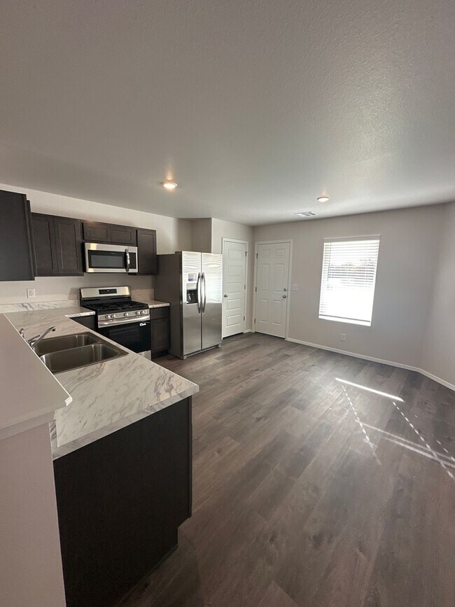 Building Photo - Preleasing Now Through 8/29! — Don’t Miss This Modern 3 Bed / 2 Bath Home in Claremore!