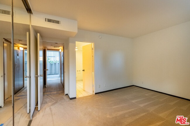 Building Photo - 833 Moraga Dr