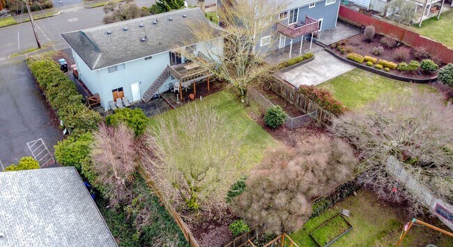 Building Photo - 4 bedroom 2.5 bathroom Home