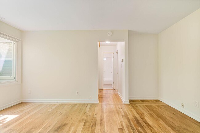 Building Photo - $300 off first month! Beautifully remodeled 1-bdrm/1-bath in 7-plex—Off-street parking, shared la...