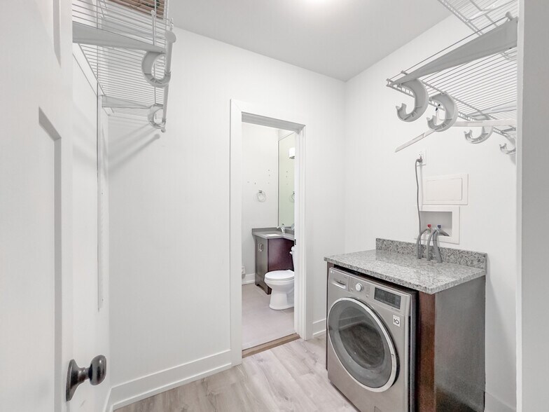 Building Photo - 725 W Brompton Ave