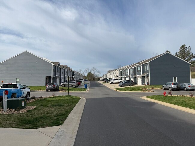 Building Photo - 3 Bedroom Condo Central Jonesborough