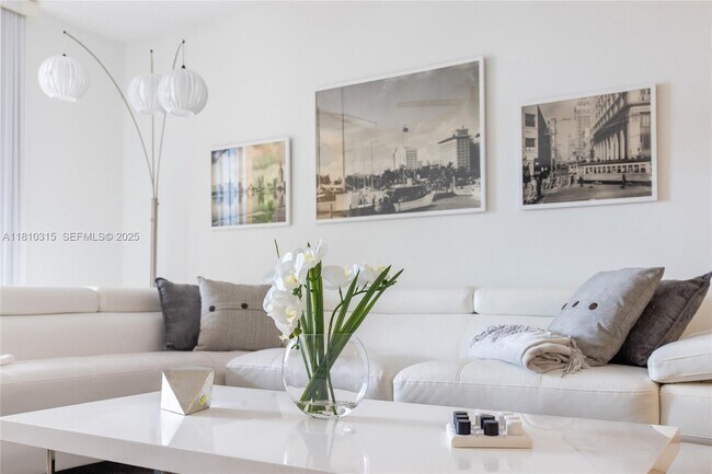 Building Photo - 19901 E Country Club Dr