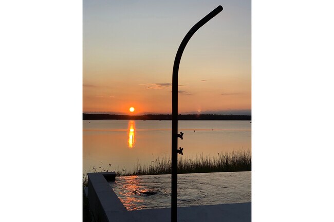 Building Photo - 265 Three Mile Harbor Hog Creek Rd