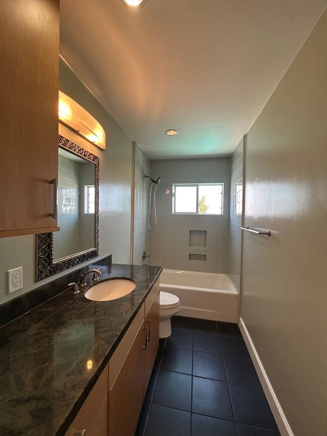 Building Photo - Spacious 2 bedroom