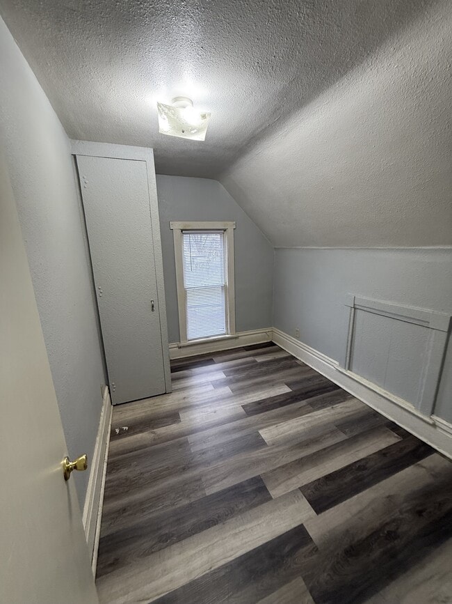 Building Photo - 723 W 1st St