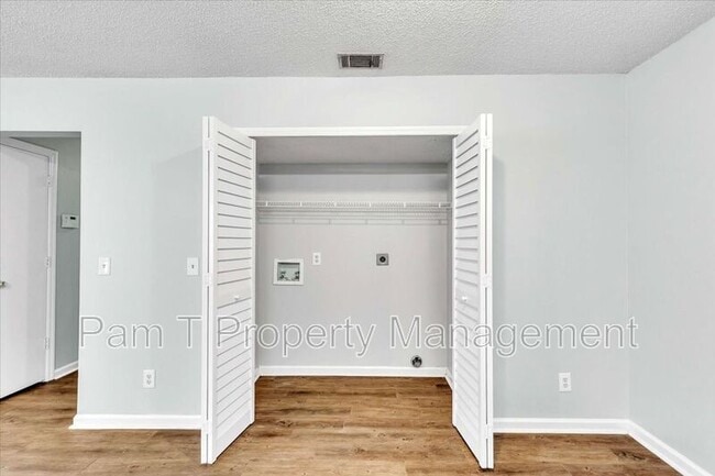 Building Photo - 215 Laurelwood Dr