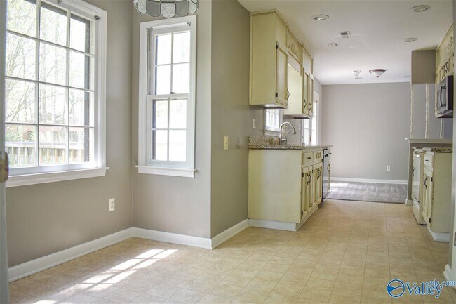 Building Photo - 105 Buttercup Ln