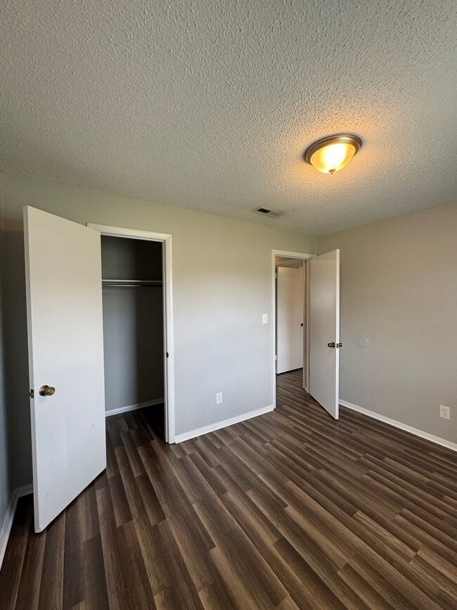 Building Photo - Move In Special: 1/2 Off 1st Month's Rent!!
