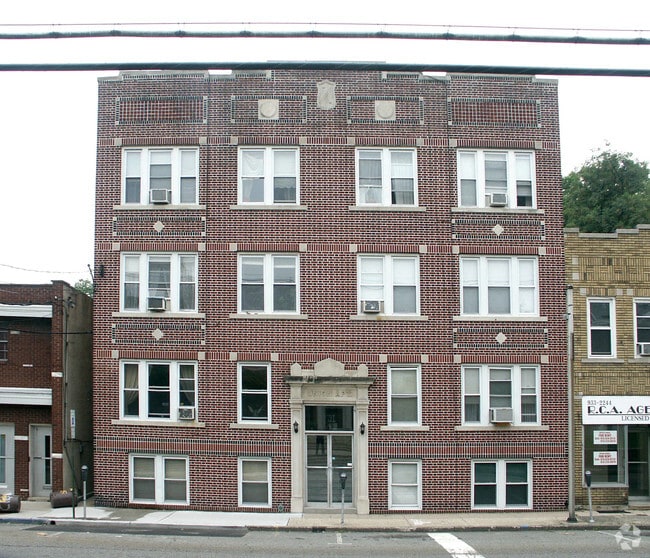 Building Photo - 346 Union Ave