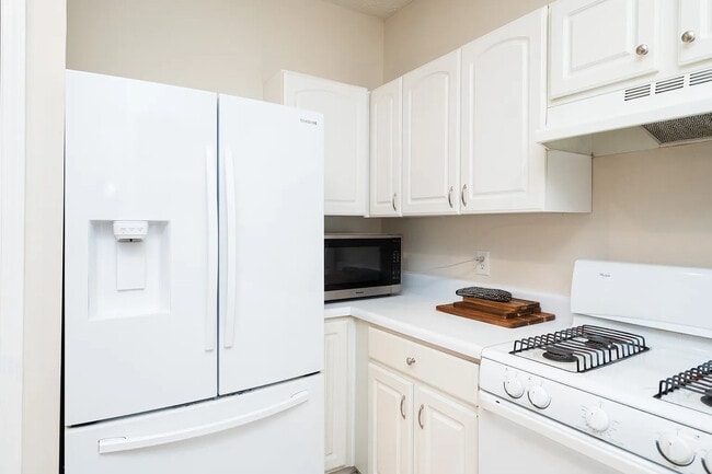 Building Photo - Room in House on Harmony Ct