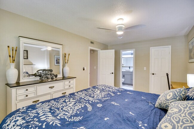 Building Photo - 3800 Saxon Dr