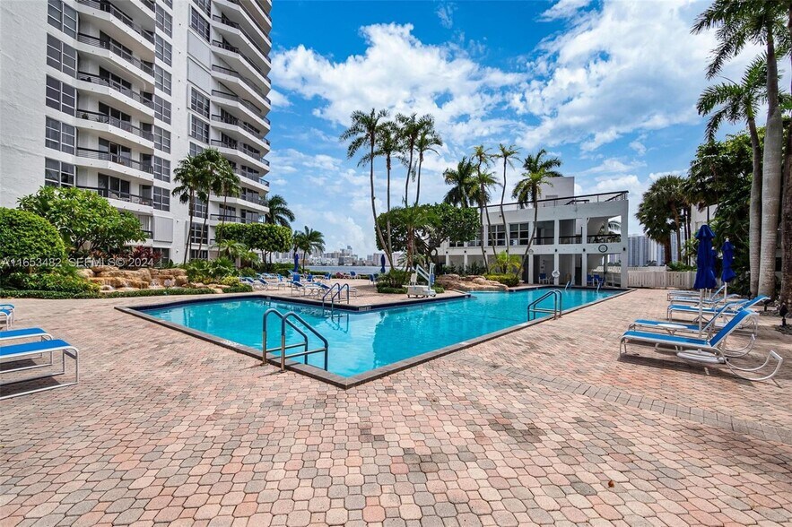 Building Photo - 3600 Mystic Pointe Dr