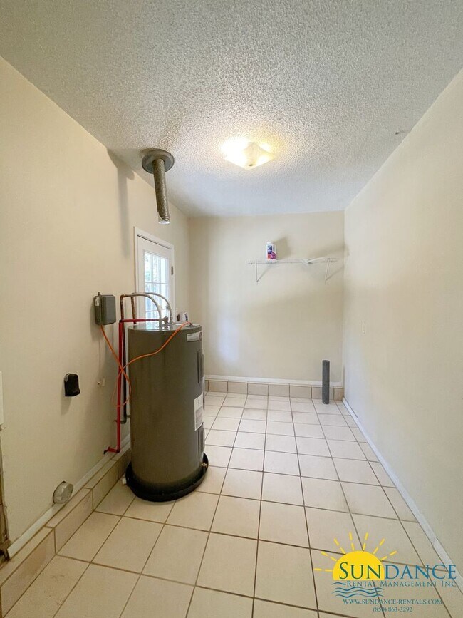 Building Photo - 3 Bedrooms Home With a Pool