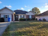 Building Photo - 4 bedroom 2 bath