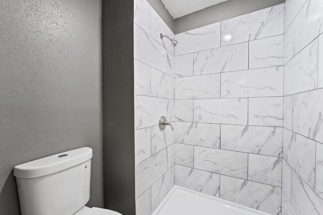 Building Photo - Spacious and updated townhome in Olathe!  1st month is Free!*