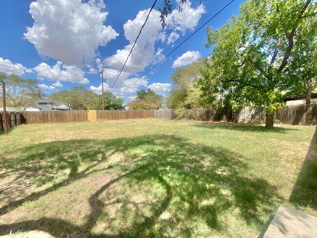 Building Photo - Great 3 bed 1 bath near 50th and slide now...