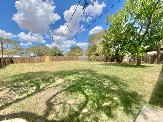 Building Photo - Move in special - second month’s rent is f...
