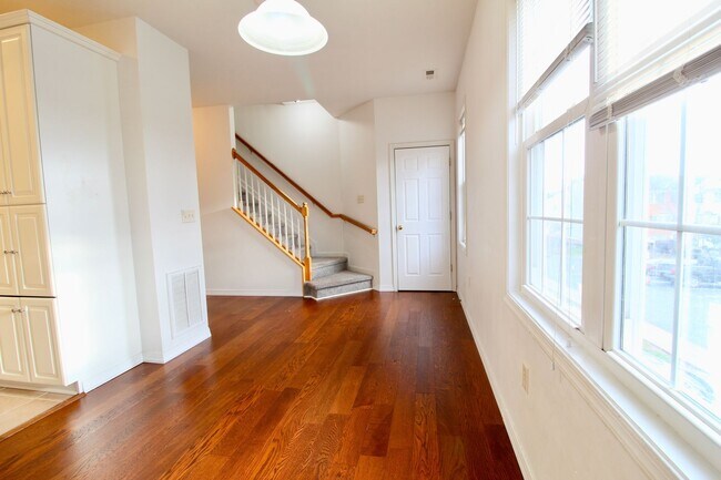 Building Photo - 3-Bedroom Townhome with Bonus Room, Large ...