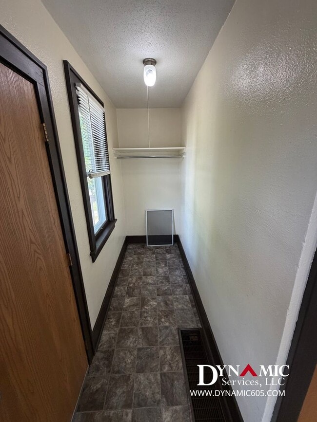 Building Photo - Upper Level 2 Bedroom, 1 Bathroom Duplex - Tenant Pays ALL Utilities
