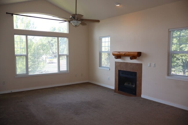 Building Photo - Cozy Two Bedroom Condo