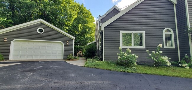 Building Photo - Off-Season Rental | Available 10/15/25 – 5...