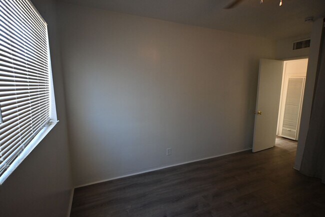 Building Photo - 2 Bed Apartment  - $1,050 - 378 N 13th Str...