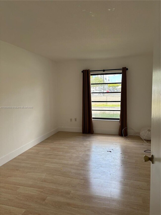 Building Photo - 10431 N Kendall Dr