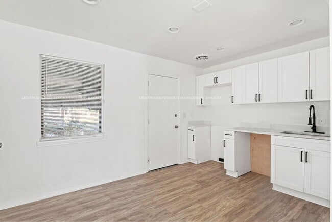 Building Photo - Renovated 4 Bed/1 Bath Home with Huge Yard!
