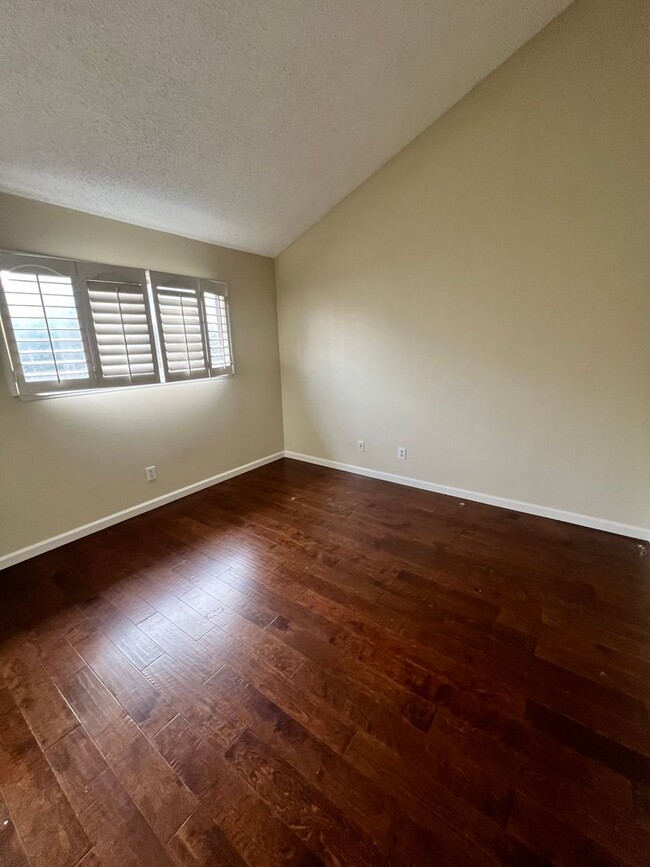 Building Photo - Newbury Park - Two bedroom, one bathroom c...