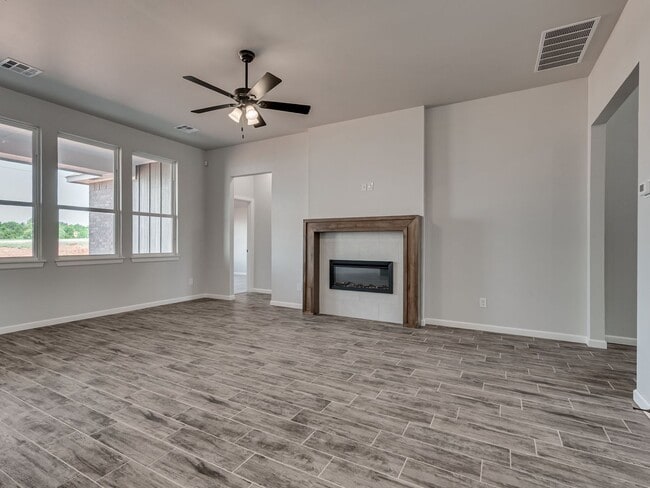 Building Photo - Newer Home available Mid-August 2026- Mustang Park- Storm Shelter