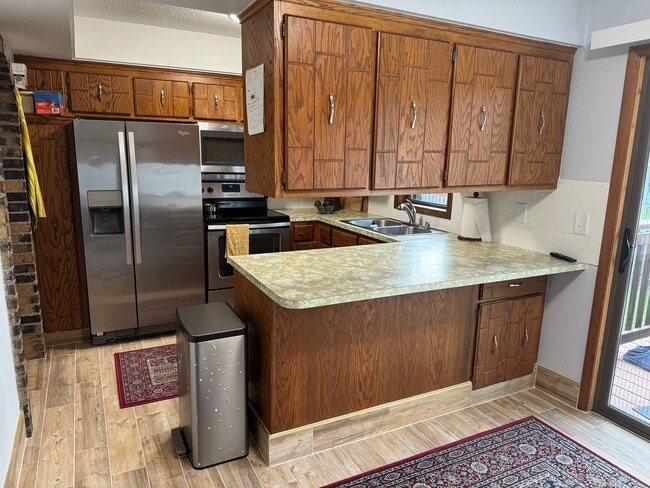 Building Photo - Gorgeous SFH with SS appliances, fenced ba...