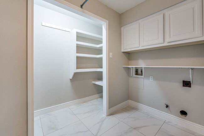 Building Photo - Absolutely Stunning!