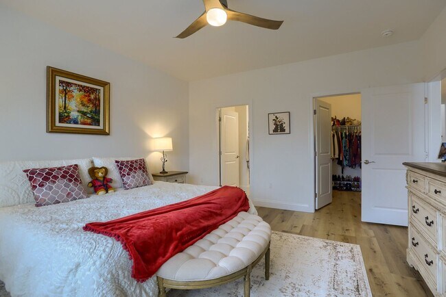 Building Photo - 4 Bedroom Home