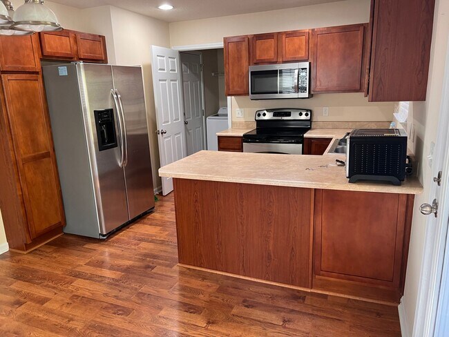 Building Photo - Convenient South Asheville two story, end ...