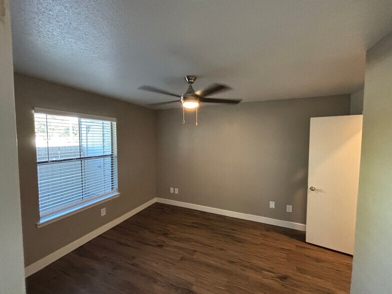 Building Photo - 1400 Clarewood Dr