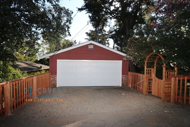 Building Photo - Mid-Century 3 Bedroom Montclair Home