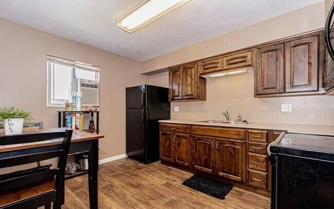 Building Photo - Super Cute 2 Bed/1 Bath Apartment on Main Street in Rexburg!