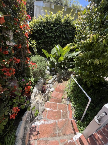 Private path - 2859 Terry Rd