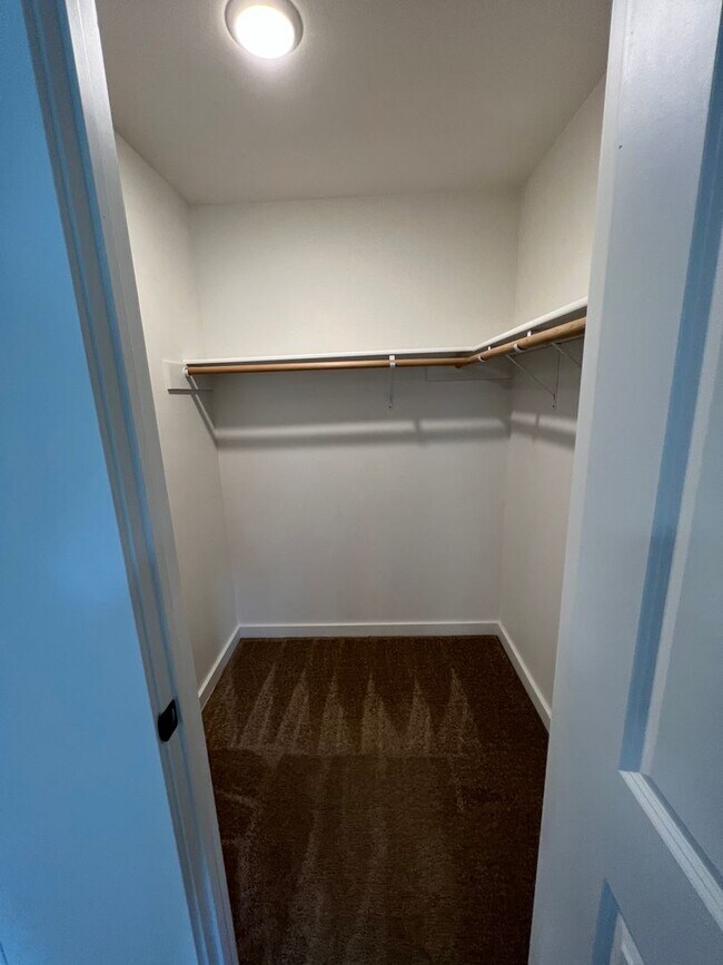 Building Photo - 4.5 Bathrooms ! 4 large bedrooms! Close to CWU